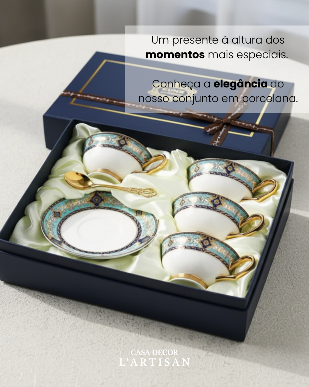 Conjunto de Xícaras e Pires em Porcelana Fina