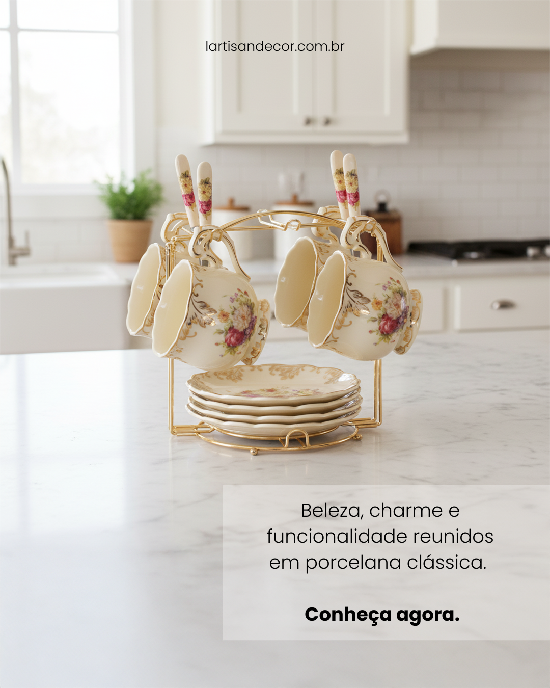 Xícara de Chá Vintage em Porcelana Marfim com Pires e Colher