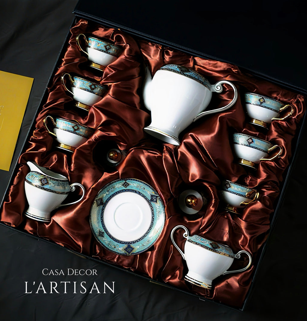 Conjunto de Xícaras e Pires em Porcelana Fina