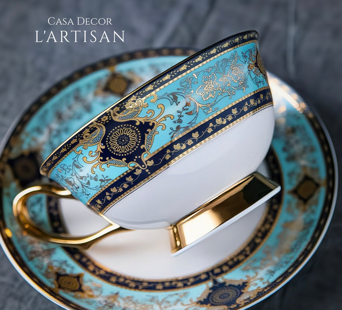 Conjunto de Xícaras e Pires em Porcelana Fina