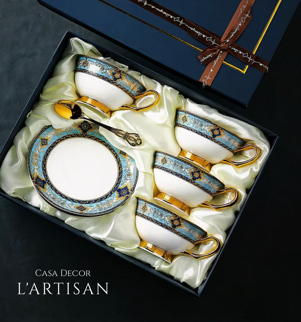 Conjunto de Xícaras e Pires em Porcelana Fina