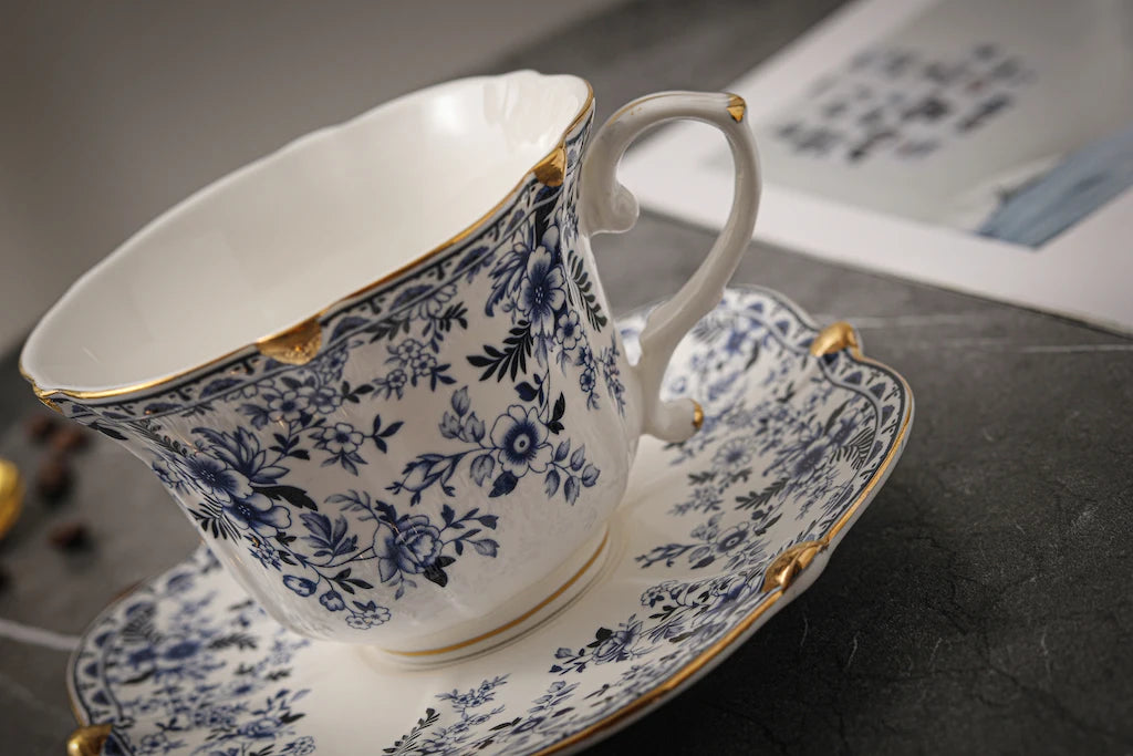 Conjunto de Xícara e Pires em Porcelana Fina Premium