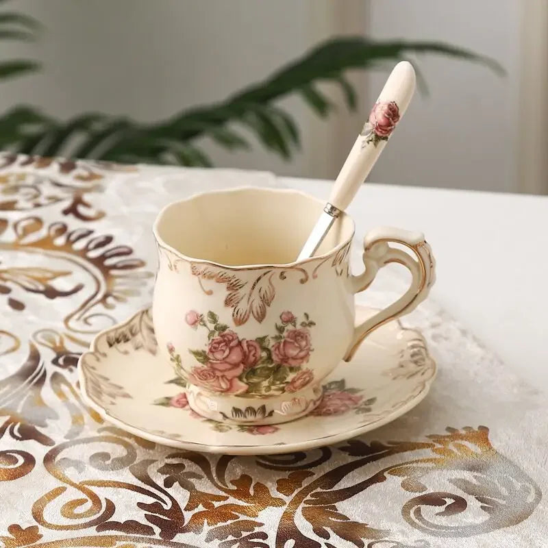 Xícara de Chá Vintage em Porcelana Marfim com Pires e Colher