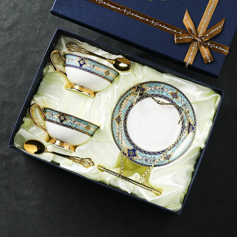 Conjunto de Xícaras e Pires em Porcelana Fina