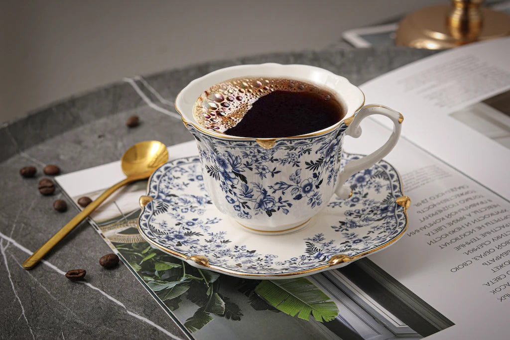 Conjunto de Xícara e Pires em Porcelana Fina Premium