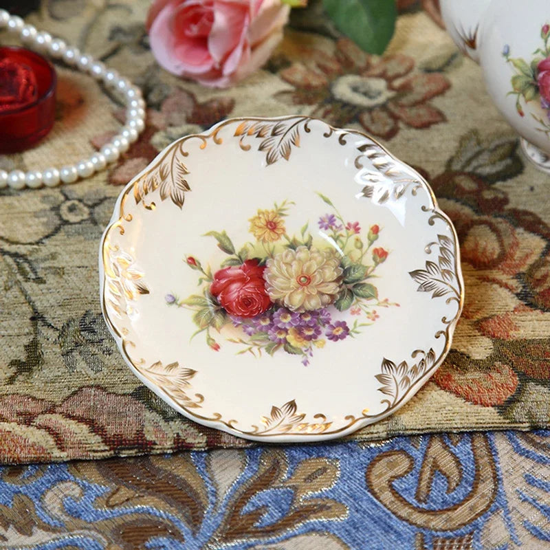 Xícara de Chá Vintage em Porcelana Marfim com Pires e Colher